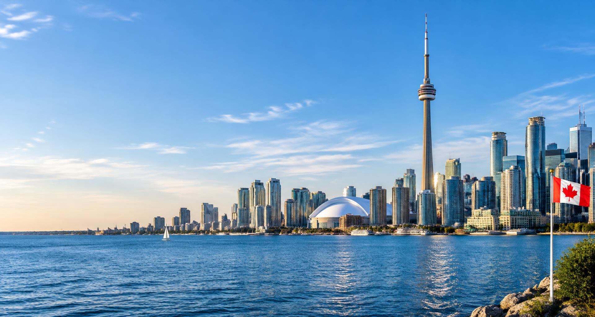 Vista de Toronto, la CN Tower y la bandera canadiense junto al lago Ontario